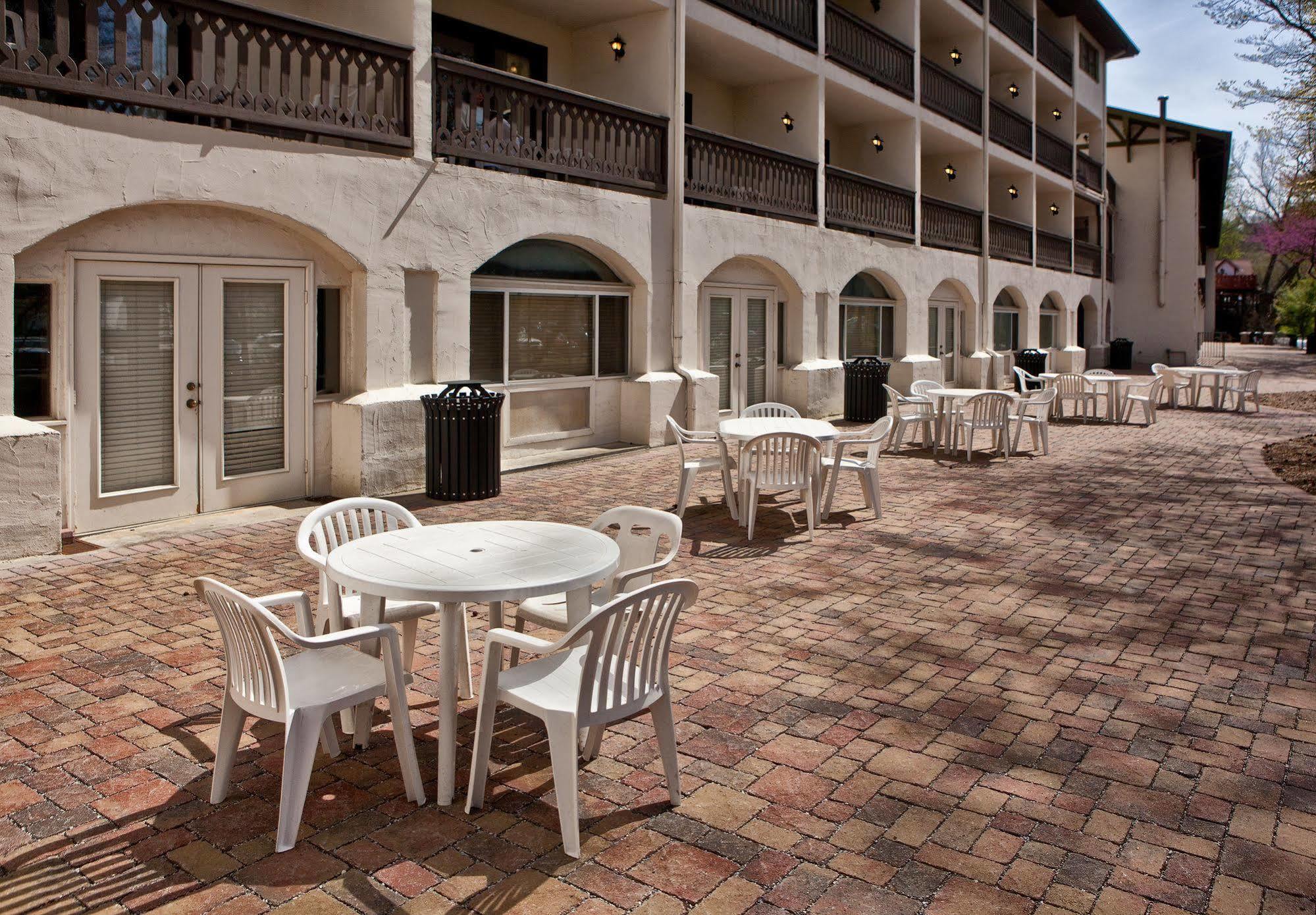 Helendorf River Inn, Suites & Conference Center Buitenkant foto