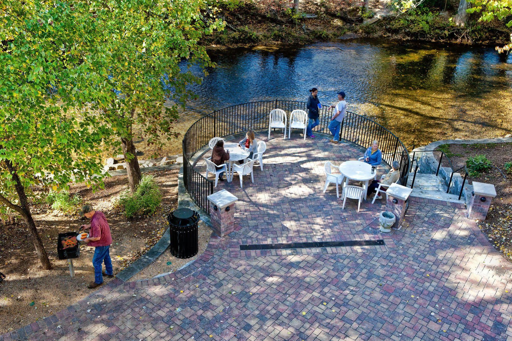 Helendorf River Inn, Suites & Conference Center Buitenkant foto